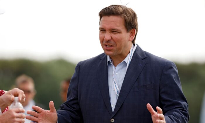 Le gouverneur de la Floride, Ron DeSantis, rencontre des fans lors de la première journée de la Walker Cup au Seminole Golf Club à Juno Beach, Floride, le 8 mai 2021. (Cliff Hawkins/Getty Images) 