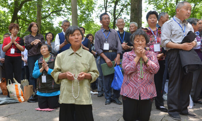 Des chrétiens prient devant la basilique de  Notre-Dame de Sheshan, à Shanghai, le 24 mai 2013. (Peter Parks/AFP via Getty Images) 