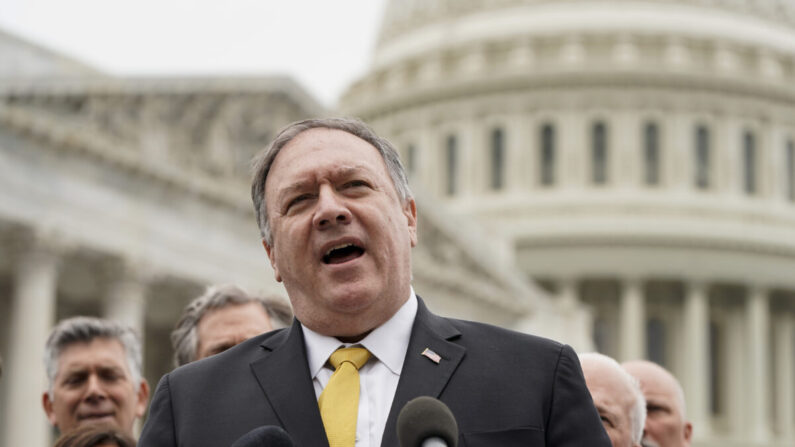 L'ancien secrétaire d'État Mike Pompeo s'adresse aux médias avec des membres du Republican Study Committee au sujet de l'Iran, à Washington, le 21 avril 2021. (Joshua Roberts/Getty Images)