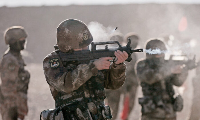 Des soldats de l'Armée populaire de libération (APL) chinoise participant à un entraînement militaire dans les montagnes Pamir à Kashgar, dans la région du Xinjiang, dans le nord-ouest de la Chine, le 4 janvier 2021. (STR/AFP via Getty Images)