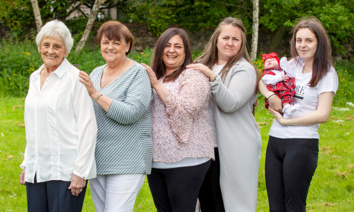 Mary Marshall, 86 ans, avec son arrière-arrière-arrière-petite-fille, Nyla Ferguson, et les membres de sa famille. (SWNS)