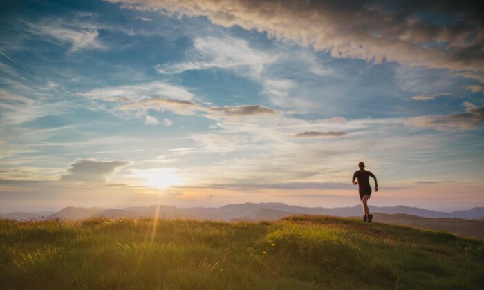 La recherche de nouveaux chemins à parcourir peut empêcher le soleil de se coucher aussi vite, subjectivement parlant. (Sander van der Werf/Shutterstock)
