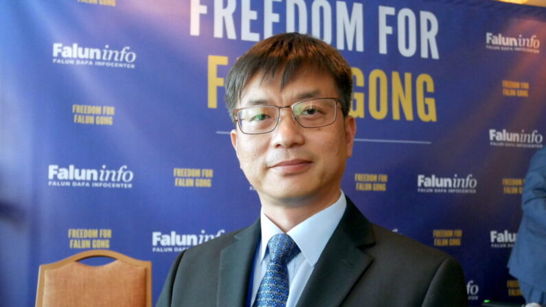 Wang Weiyu, pratiquant de Falun Gong, s'exprime lors d'une table ronde pendant le Sommet international sur la liberté religieuse à Washington, le 13 juillet 2021. (Sherry Dong/Epoch Times)