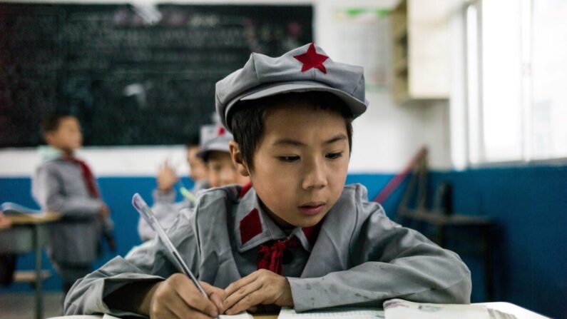 Des élèves étudient à l'école primaire de  « L'Armée rouge », l'école  de Yang Dezhi à Wenshui, dans le comté de Xishui, dans la province du Guizhou, le 7 novembre 2016. (Fred Dufour/AFP via Getty Images)