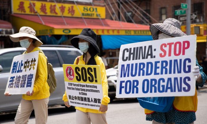 Des pratiquants de Falun Gong participent à une parade marquant la 22e année de la persécution du Falun Gong en Chine, à Brooklyn, N.Y., le 18 juillet 2021. (Chung I Ho/The Epoch Times)