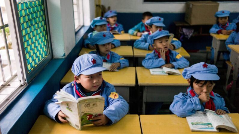 Le 7 novembre 2016, des élèves lisent dans leur salle de classe à l'école élémentaire « Armée rouge » de Yang Dezhi à Wenshui, dans le comté de Xishui de la province du Guizhou, en Chine. (Fred Dufour/AFP via Getty Images)