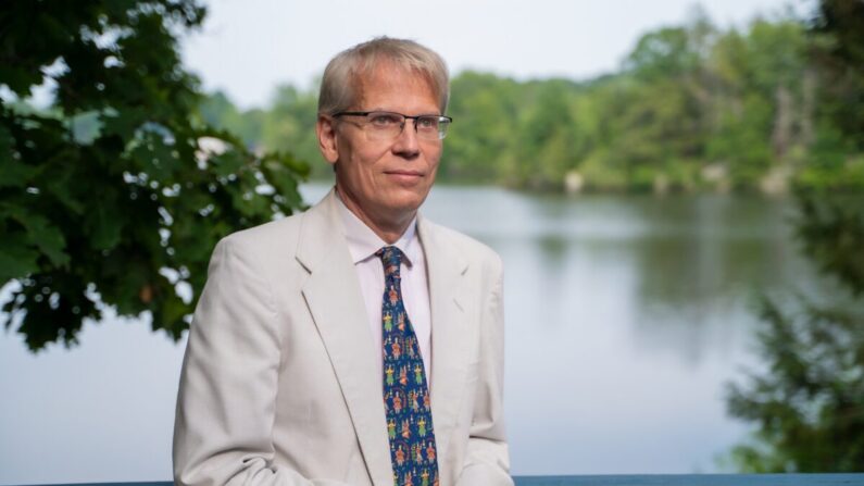 Le Dr Martin Kulldorff, professeur à faculté de médecine de Harvard, biostatisticien et épidémiologiste  au Brigham and Women's Hospital, dans le Connecticut, le 7 août 2021. (York Du/The Epoch Times)