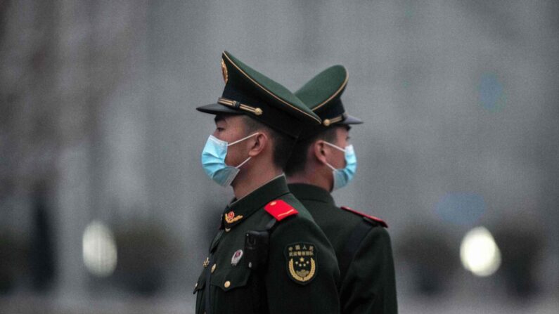 Des soldats chinois montent la garde près de la place Tiananmen à Pékin, le 5 mars 2021. (Nicolas Asfouri/AFP via Getty Images)