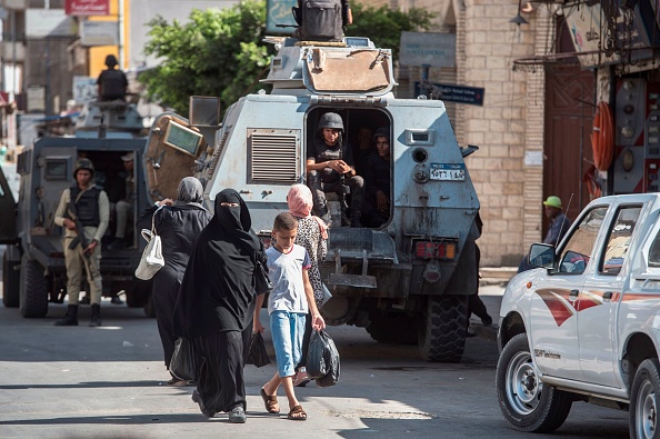 -Illustration- Des policiers égyptiens gardent une rue d'El-Arish, la capitale de la province du Nord-Sinaï. Au Nord-Sinaï où l'armée égyptienne est en guerre contre les djihadistes. Photo de Khaled DESOUKI / AFP via Getty Images.