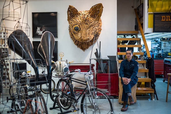 -L’artiste local Kacey Wong pose dans son studio à Hong Kong. Photo ANTHONY WALLACE/AFP via Getty Images.