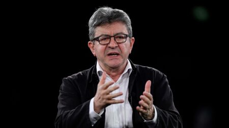 Paris : Jean-Luc Mélenchon traite un passant de « conn*rd » et ordonne à son assistant de lui « péter la gu*ule »