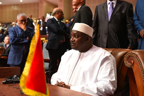 -Le président gambien Adama Barrow dit qu’il s’opposerait aux retours de migrants gambiens. Photo par Seyllou / AFP via Getty Images.