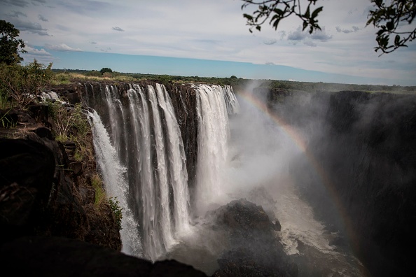 -Les chutes Victoria, un site du patrimoine mondial de l'UNESCO mesurant 108 mètres de haut et près de 2 km de large, le 23 janvier 2020. Photo de Guillem Sartorio / AFP via Getty Images.