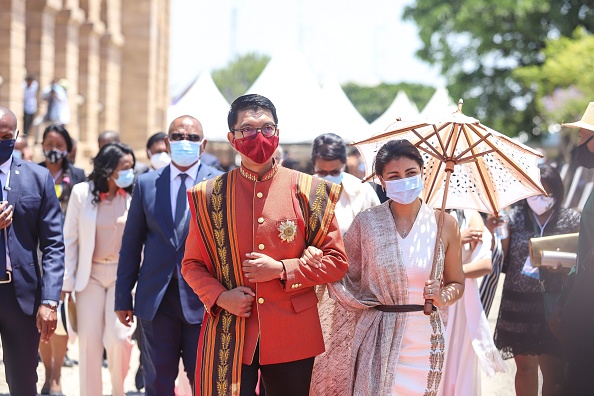 Le président de la République de Madagascar Andry Rajoelina et son épouse Mialy Rajoelina au palais de la reine Manjakamiadana, à Antananarive, le 6 novembre 2020. (Photo MAMYRAEL/AFP via Getty Images)