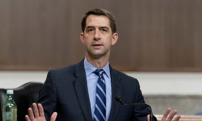 Le sénateur Tom Cotton (Parti républicain, Arkansas) prend la parole lors d'une audience consacrée à l'examen du United States Special Operations Command et du United States Cyber Command, au Capitole à Washington, le 25 mars 2021. (Andrew Harnik-Pool/Getty Images)
