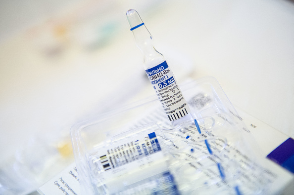 Des flacons du vaccin Sputnik V contre le coronavirus COVID-19 sont vus dans un centre de vaccination à Bratislava, en Slovaquie, le 7 juin 2021. (Photo : VLADIMIR SIMICEK/AFP via Getty Images)