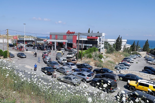 -Des véhicules font la queue dans une station-service au nord du pays, le 21 juin 2021, au milieu d'une grave pénurie due à un effondrement économique en cours. Photo de JOSEPH EID/AFP via Getty Images.	