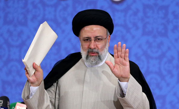 -Le président iranien élu, Ebrahim Raisi, s'exprime lors de sa première conférence de presse à Téhéran, le 21 juin 2021. Photo ATTA KENARE/AFP via Getty Images.