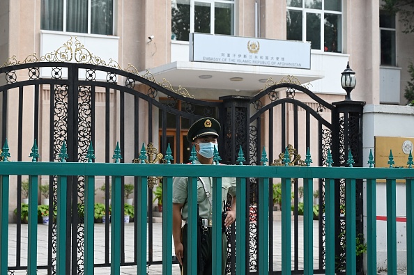 -Un policier paramilitaire chinois montant la garde devant l'ambassade d'Afghanistan à Pékin le 9 juillet 2021. Photo de GREG BAKER/AFP via Getty Images.