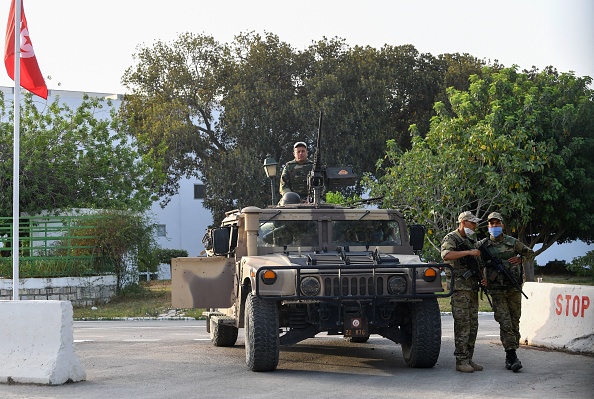 Des soldats tunisiens bouclent le Parlement dans la capitale Tunis le 26 juillet 2021. Photo par FETHI BELAID/AFP via Getty Images.