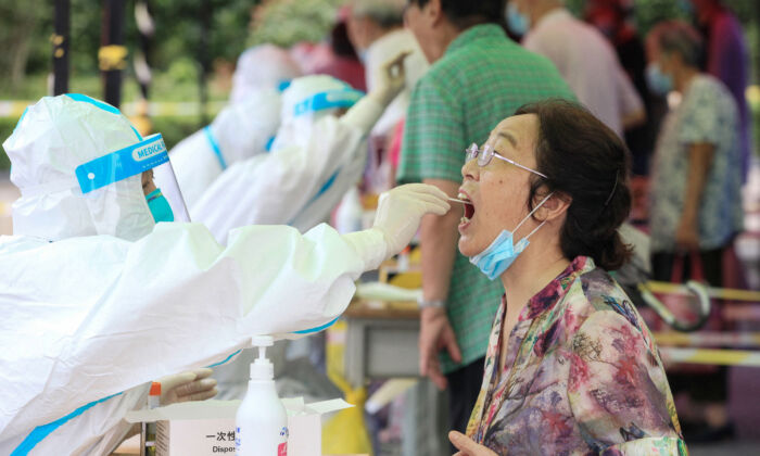 Une femme reçoit un test pour le Covid-19 à Nanjing, dans la province chinoise du Jiangsu, le 29 juillet 2021. (STR/AFP via Getty Images)
