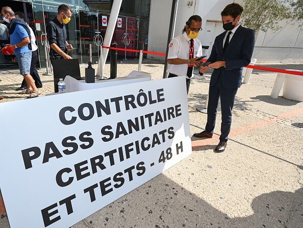 Le porte-parole du Gouvernement Gabriel Attal à l'entrée du cinéma Gaumont Multiplex Odyséum de Montpellier le 29 juillet 2021. (Photo PASCAL GUYOT/AFP via Getty Images)