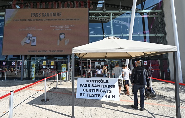 Un point de contrôle du passe sanitaire pour rentrer dans un cinéma à Montpellier le 29 juillet 2021 (PASCAL GUYOT/AFP via Getty Images)