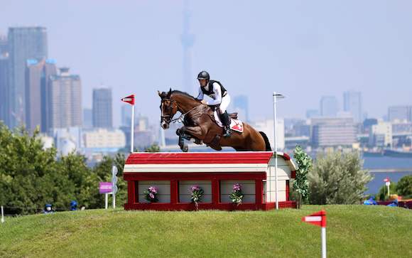 Robin Godel de Suisse, en selle sur Jet Set,  au cross individuel et par équipe du concours complet d'équitation lors des Jeux olympiques de Tokyo 2021, le 1er août 2021. (Photo :  BEHROUZ MEHRI/AFP via Getty Images)