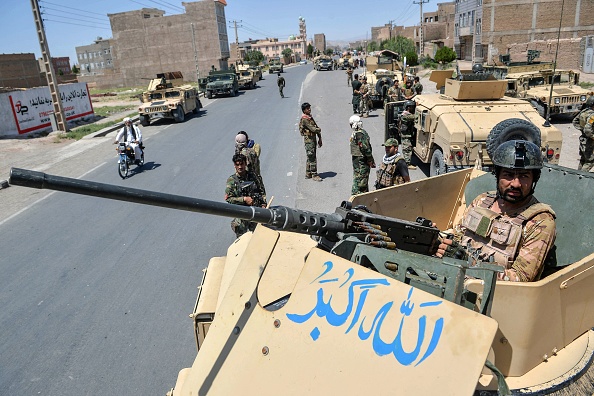 -Un commando de l'armée nationale afghane monte la garde au sommet d'un véhicule le long de la route dans le district d'Enjil de la province de Herat le 1er août 2021. Photo par HOSHANG HASHIMI / AFP via Getty Images.