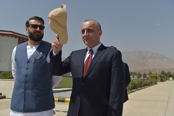 Le Vice-président de l'Afghanistan Amrullah Saleh se tient avec le conseiller à la sécurité nationale de l'Afghanistan Hamdullah Mohib attendent l'arrivée du président afghan Ashraf Ghani à Kaboul le 2 août 2021. Photo de Wakil KOHSAR / AFP via Getty Images.