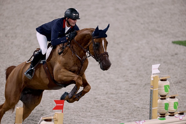 Le Français Nicolas Delmotte sur Urvosso du Roch participe à la finale individuelle du saut d'obstacles lors des Jeux olympiques de Tokyo 2020 au parc équestre de Tokyo, le 4 août 2021. (BEHROUZ MEHRI/AFP via Getty Images)