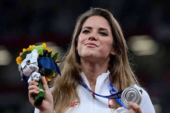 La lanceuse polonaise Maria Andrejczyk, avec sa médaille d'argent gagnée aux Jeux olympiques de Tokyo 2020, le 6 août 2021 (JAVIER SORIANO/AFP via Getty Images)