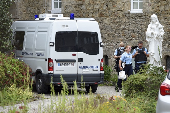 Olivier Maire, un prêtre de 60 ans, a été assassiné lundi 9 août à Saint-Laurent-sur-Sèvre en Vendée. Il dirigeait la communauté catholique des Montfortains. (Photo SEBASTIEN SALOM-GOMIS/AFP via Getty Images)