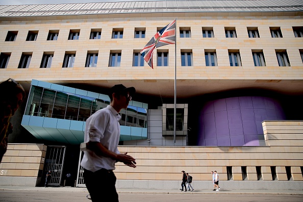 -L’ambassade britannique, le 11 août 2021 à Berlin. Les autorités allemandes ont annoncé aujourd'hui avoir arrêté un ressortissant britannique qui travaillait à l'ambassade, David S., pour espionnage. Photo de Carsten Koall/Getty Images.