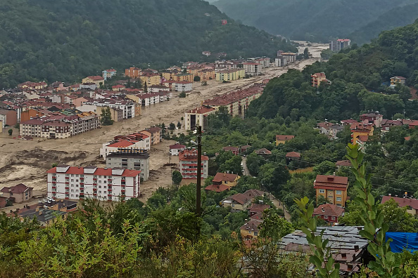 -Une vue aérienne montre une zone inondée à la suite de fortes pluies près de Kastamonu, le 11 août 2021. Photo de -/Demiroren News Agency (DHA)/AFP via Getty Images.