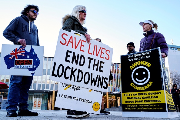 Des habitants de Canberra, Australie, protestent contre le confinement le 12 août 2021. (Photo ROHAN THOMSON/AFP via Getty Images)