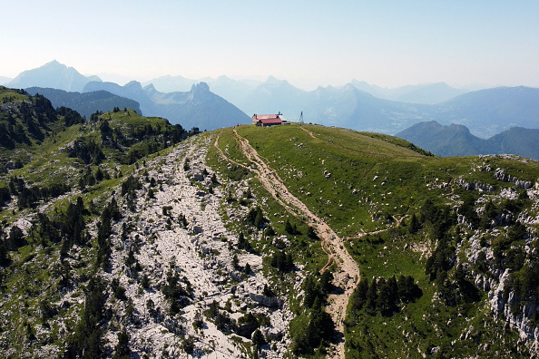 Une photo aérienne prise le 11 août 2021 montre une vue du refuge de montagne du Parmelan à Dingy-Saint-Clair, dans les Alpes françaises, au-dessus d'Annecy. - Les refuges de montagne font partie du très rare type de restaurants qui ne nécessite pas le passe sanitaire en France.  (HASSAN AYADI/AFP via Getty Images)