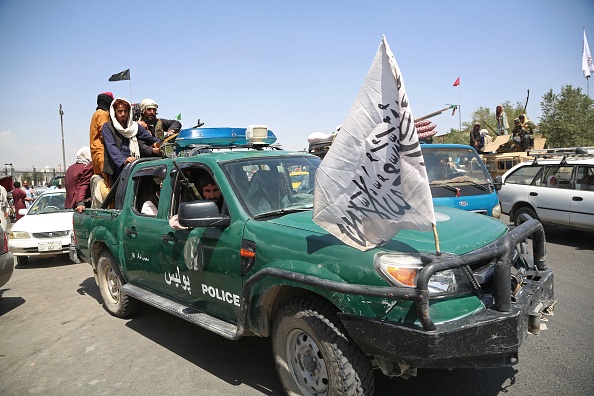 -Des combattants talibans patrouillent dans les rues de Kaboul le 16 août 2021, après une fin étonnamment rapide de la guerre de 20 ans en Afghanistan. Photo de -/AFP via Getty Images.