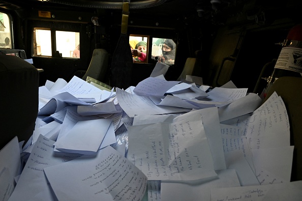 -Une pile de feuilles remplies de détails sur les résidents afghans souhaitant quitter le pays est photographiée à l'intérieur de l'ambassade britannique et canadienne à Kaboul le 19 août 2021. Photo de WAKIL KOHSAR / AFP via Getty Images.