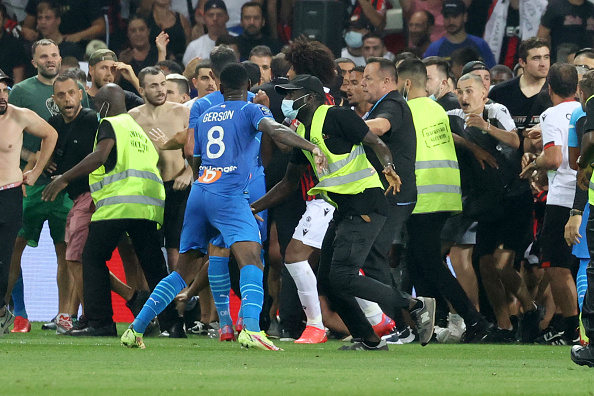 Des supporters envahissent le terrain pendant le match de football de L1 français entre l'OGC Nice et l'Olympique de Marseille (OM) au stade Allianz Riviera à Nice, le 22 août 2021. (Photo : VALERY HACHE/AFP via Getty Images)