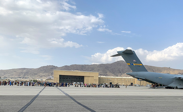 -Des parachutistes de la XVIII Airborne Corp assistent à l'évacuation des non-combattants à l'aéroport international le 21 août 2021 à Kaboul, Afghanistan. Photo by U.S. Army via Getty Images.