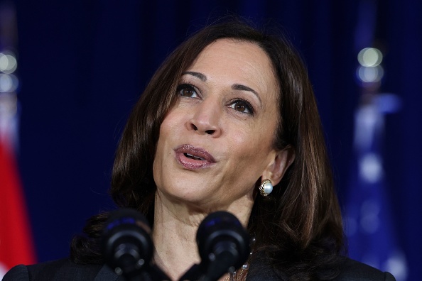 -La vice-présidente américaine Kamala Harris prononce un discours à Singapour avant de partir pour le Vietnam lors de la deuxième étape de son voyage en Asie, le 24 août 2021. Photo par EVELYN HOCKSTEIN/ PISCINE/AFP via Getty Images.