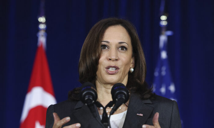 La vice-présidente américaine Kamala Harris prononce un discours à Gardens by the Bay à Singapour, le 24 août 2021. (Evelyn Hockstein/POOL/AFP via Getty Images)