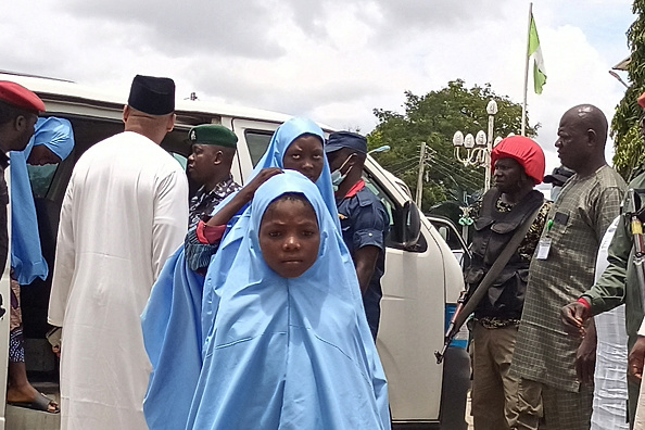 Des écoliers kidnappés dans un séminaire islamique il y a trois mois sortent d'une camionnette pour retrouver leurs parents à Minna le 27 août 2021. Photo by John OKUNYOMIH / AFP via Getty Images.