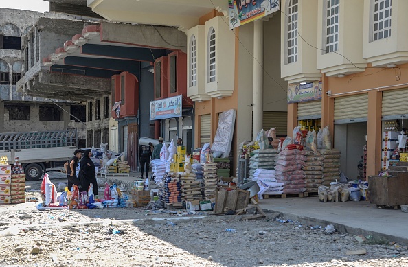 -Des gens arrivent dans un magasin de produits alimentaires en gros dans la rue commerçante de Cornouailles à Mossoul, le 15 août 2021. Photo Zaid AL-OBEIDI / AFP via Getty Images.