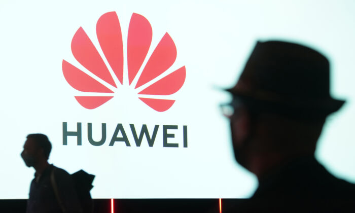 Des personnes arrivent pour assister au discours principal de Huawei lors de la journée d'ouverture d'un salon professionnel à Berlin, le 3 septembre 2020. (Sean Gallup/Getty Images)