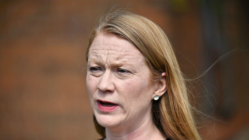 La secrétaire écossaise à l'Education, Shirley-Anne Somerville, s'adresse aux médias lors d'une visite à la Lochgelly High School à Lochgelly, Fife, le 10 août 2021. ( (Jeff J Mitchell/Getty Images)