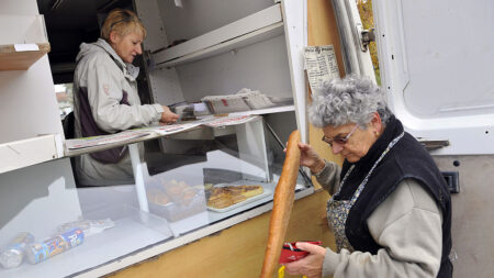 À la Hague, elle sillonne les villages dans son camion d’épicerie ambulante