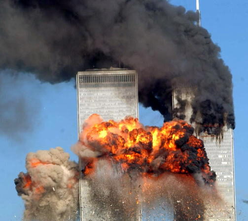 -Une explosion de feu secoue la tour sud du World Trade Center alors que le vol United Airlines 175 détourné de Boston s'écrase sur le bâtiment le 11 septembre 2001 à New York. Photo de Spencer Platt/Getty Images.