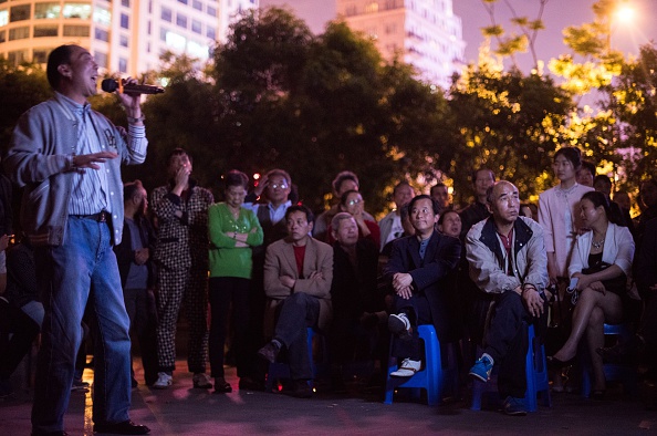 -Un Chinois chante au karaoké dans un parc du centre-ville de Shanghai le 23 avril 2015. Photo JOHANNES EISELE/AFP via Getty Images.